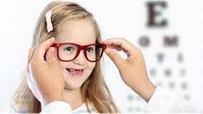 لكل أم.. كيف تساعدين طفلك على قبول ارتداء نظارة ضعف النظر؟