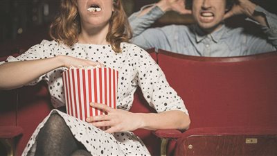 لماذا نكره صوت مضغ الآخرين للطعام؟.. الـ «ميزوفونيا» كلمة السر 