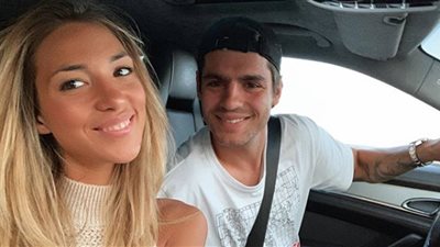 لاعب شهير يسافر مع زوجته من إسبانيا إلى اليونان بالسيارة