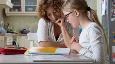 بـ 5 خطوات.. كيف تكوني مدرسة طفلك في المنزل؟ 