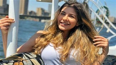 من أحد شواطئ أمريكا.. «ملك قورة» تستعرض أنوثتها