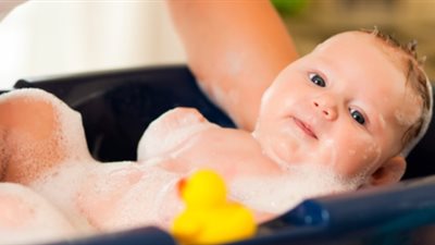 لا تزيد عن 10 دقائق.. طبيبة تُحذر من كثرة استحمام الأطفال