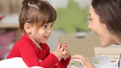 «إزاي تعلمي طفلك يعبر عن مشاعره؟».. استشاري يجيب (فيديو)