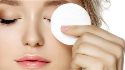 تعرفي على أفضل 3 طرق لإزالة مكياج العيون