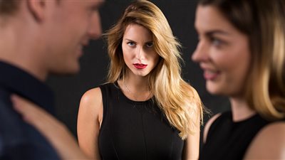 «صاحبتي بتخوني مع جوزي.. كيف أتصرف معهما؟».. إخصائية علم نفس تجيب