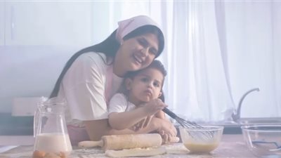 «حنين بحال ماما».. سلمى رشيد تُهدي طفلها أغنية جديدة.. فيديو