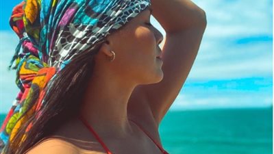 الراقصة تواصل إثارتها.. لورديانا بـ«البكيني الأسود» 