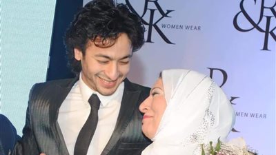 حمادة هلال يتذكر والدته الراحلة: «حكاية العمر كله»