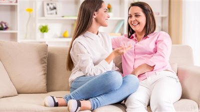 كيف أتحدث مع ابنتي المراهقة عن الحب؟.. خبيرة: «صاحبيها وصارحيها»