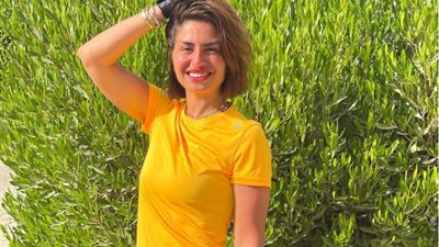 بالأصفر.. منة فضالي تخطف الأنظار بالملابس الرياضية