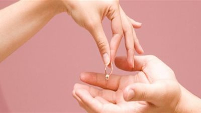 إسلام يطالب برد شبكته بعد عام خطوبة: «ماشية على حل شعرها»