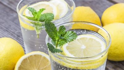 مكافحة الالتهابات ودعم المناعة.. اعرفي فوائد ماء الليمون