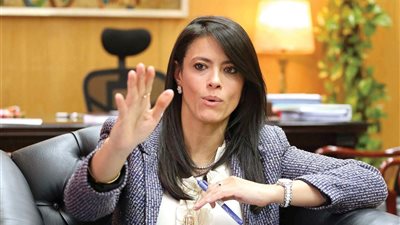 في اليوم العالمي للوالدين.. رانيا المشاط: «تعلمت منهما الرحمة»