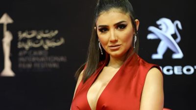 مي عمر في كامل أناقتها.. فيديو 