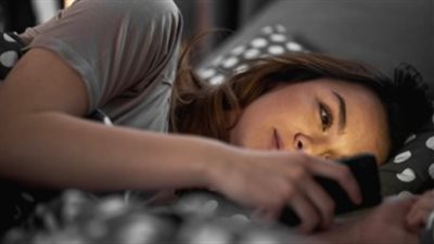 بين ضياع الوقت ومُشاهدة المواقع الإباحية.. 3 تجارب للمراهقات مع الأمهات