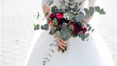 للمقبلات على الزواج.. شاهدي أشكال وألوان كروت الزفاف