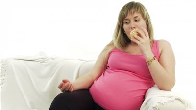 كيف تؤثر السمنة على الصحة العامة للجسم؟.. خبيرة علاجية تُجيب.. فيديو