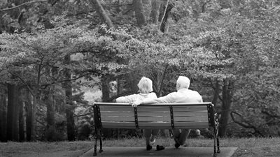 خمسينية تبحث عن سند.. زينب تطلب خلع زوجها السادس أمام محكمة الأسرة