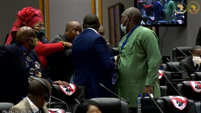 مهزلة في إنتخابات رئاسة البرلمان الأفريقي: صراع علي الميكرفون وإشتباكات بالأيدي وقطع النور 