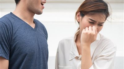 «رائحة أسنانه لا تُطاق».. فاطمة تطلب الخلع