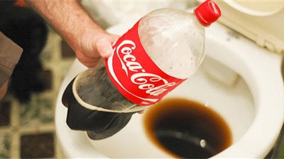 أهمها تنظيف حوض المرحاض.. تعرفي على أهم 11 بقعة يمكن إزالتها بالمشروبات الغازية