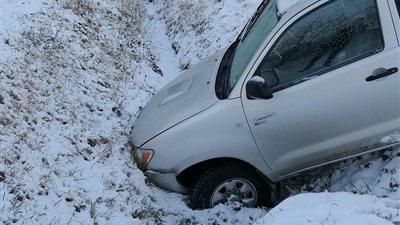 شاهد.. ثلوج كثيفة تهشم زجاج سيارة بالجزائر