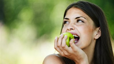 لجمال بشرتك.. 9 فوائد صحية لتناول التفاح الأخضر