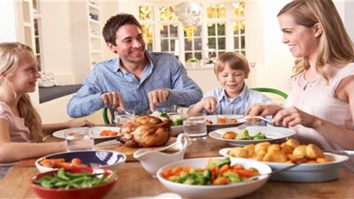 «منها التركيز أثناء تناول الطعام».. إخصائية تغذية توضح أهم عوامل الأكل الصحيح