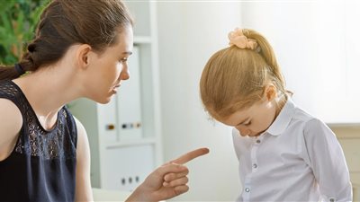 لايف كوتش يُحذر الأمهات من سلوكيات تُشكل خطورة على شخصية الأبناء