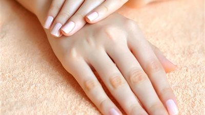 أبرزها الصودا والنشا.. وصفات طبيعية لترطيب وتفتيح اليدين 