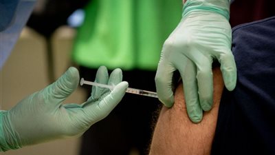 عوض تاج الدين: تطعيم كورونا آمن وفاعليته 6 أشهر.. وجرعة ثالثة لدعم المناعة