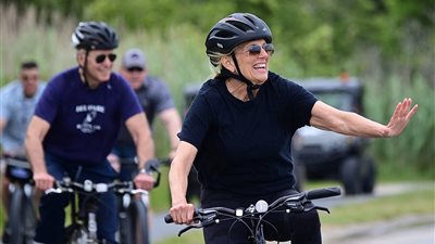 سيدة أمريكا الأولى تحتفل بعيد ميلادها السبعين على الدراجة| صور