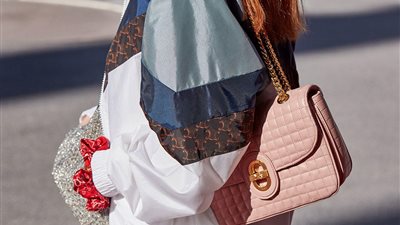 موضة صيف 2021| أحدث موديلات الشنط الكبيرة أو «التوت»