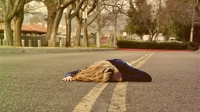 لعبة الموت.. بنات إيطاليا يتسابقن في تحدي النوم على البطن بالشوارع