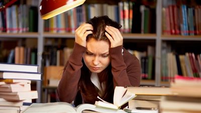 خبيرة تغذية: المذاكرة والتوتر يزيدان من هرمون الشعور بالجوع| فيديو