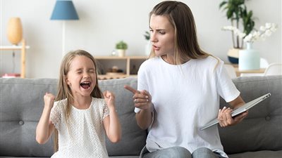 خبيرة إتيكيت توضح للأمهات كيفية تربية الأبناء في القرن الـ21 (فيديو)