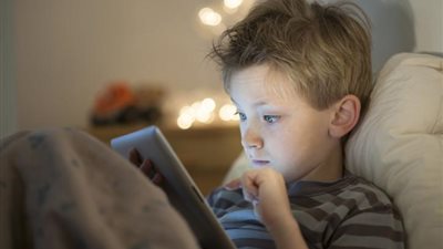 ازاي تمنعي أولادك من «فيديوهات اليوتيوب».. استشاري تربية تُجيب| فيديو