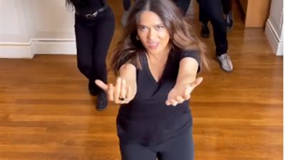 وصلة رقص لـ سلمى حايك مع الشباب تُشعل مواقع التواصل| فيديو