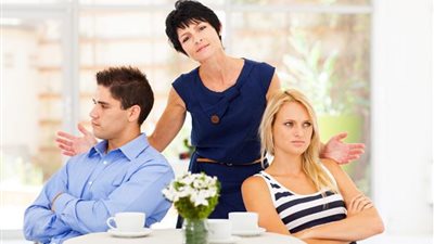 حماتي قنبلة ذرية.. ستات يحكين أصعب مواقف مع أمهات أزواجهن 