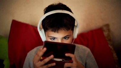 تحذير للأمهات | خدي الموبايل من ايد أطفالك فوراً | فيديو