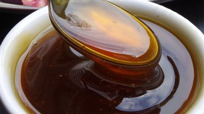 علاج سحري لنزيف اللثة وحب الشباب.. 5 فوائد مذهلة للعسل