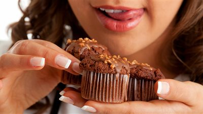 ماذا يحدث لجسمك عند تناول قطعة حلويات أو سكريات؟