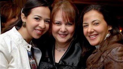 دنيا سمير غانم: «مامي لسة في العناية المركزة وما تعرفش حاجة عن بابي»