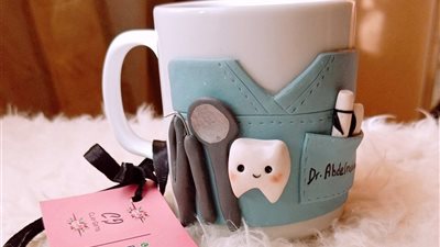 «أمي مصدر قوتي».. رحمة وليد طبيبة صباحًا وبائعة أكواب ليلًا 