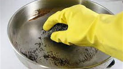 8 طرق لتنظيف الأواني المحروقة أبرزها منعم الأقمشة