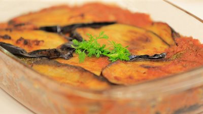 طريقة عمل صينية باذنجان باللحمة المفرومة مع الشيف نجلاء الشرشابى