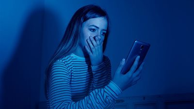 «لو تعرضتي للابتزاز الإلكتروني».. 3 طرق قانونية لاسترجاع حقك 