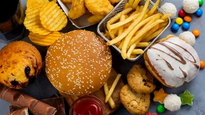 خبراء يحذرون.. الوجبات السريعة تسبب مرضًا عقليًّا