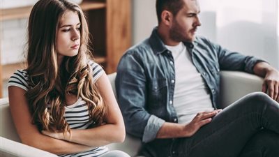 خطيبي مش بيغير عليّ.. كيف أتعامل معه وأجعله يشعر بي؟