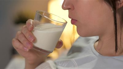 تعرفي عليها.. أطعمة ومشروبات تُساعد على النوم